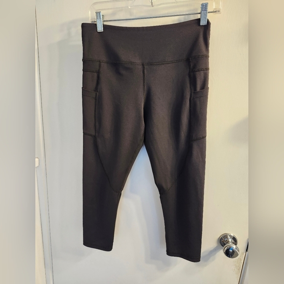 Woman's black cropped zyia capris - Picture 1 of 6